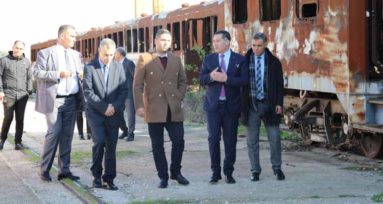 وزير النقل: سنسرع إجراءات رفع القطارات التي زال الانتفاع بها في المرازقة