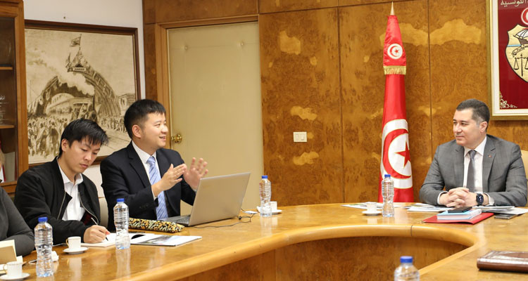 وزير النقل يستقبل وفدا عن شركة صينية رائدة في مجال السكك الحديدية 