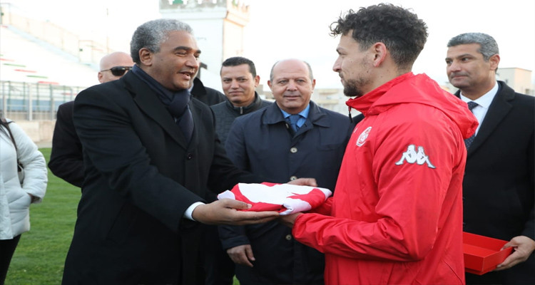 وزير الرياضة للاعبي المنتخب: عودوا بالكأس وقد توشحت بالراية التونسية