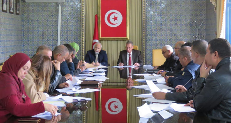 والي منوبة يترأس اجتماع لجنة منح الامتياز الجبائي لاقتناء سيارات تاكسي