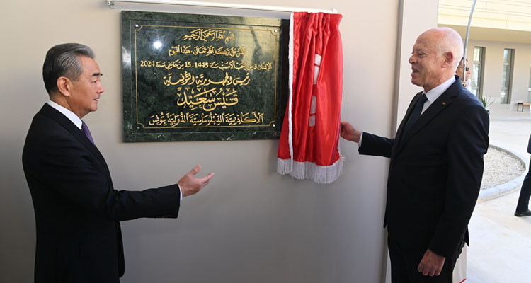 لوموند: تونس تتحدى الاتحاد الأوروبي بالتقرب  من التنين الصيني والدب الروسي