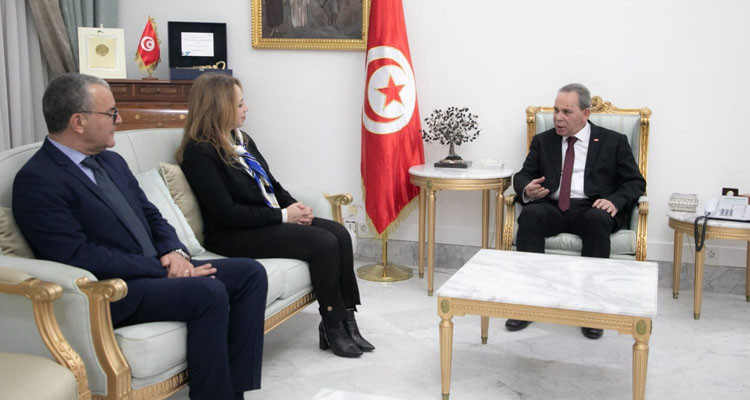 رئيس الحكومة يرحب بأعضاء فريقه الوزاري الجدد ويحثهم على نكران الذات