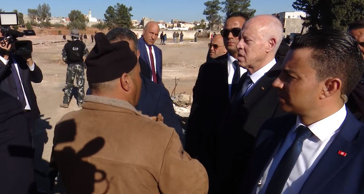 رئيس الدولة يعاين إزاحة أكوام من الفضلات المتراكمة منذ أكثر من عقد