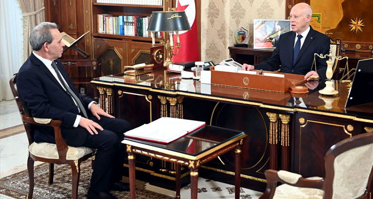 رئيس الدولة يسدي تعليماته بالإسراع في سن قانون ينهي المناولة والتشغيل الهش