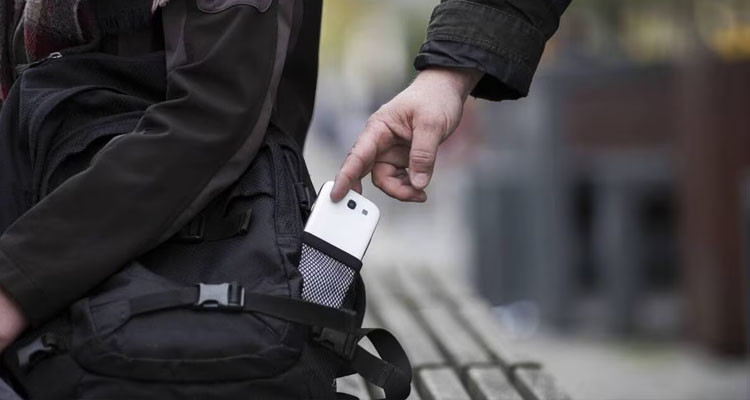 القبض على منحرف اختص في نشل الهواتف وبيعها بالسوق الأسبوعية