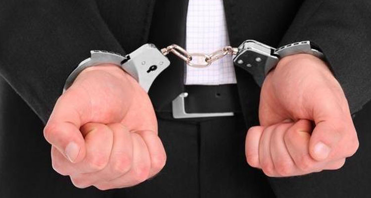 النيابة العمومية تأذن بالاحتفاظ بوزير صناعة أسبق