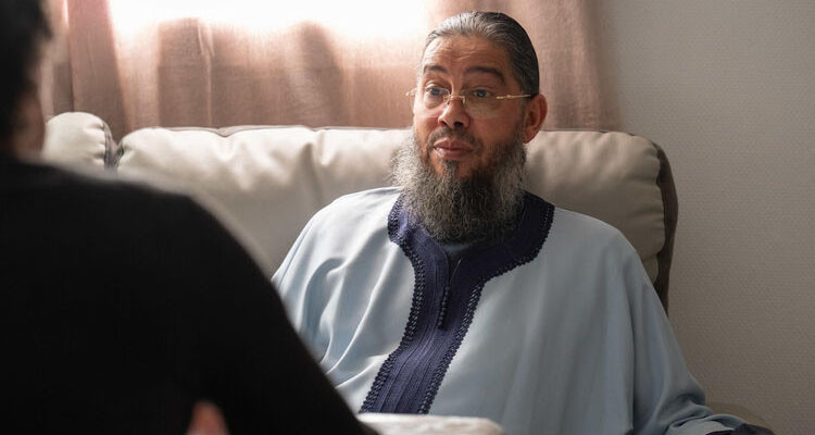 سويعات بعد اعتقاله: فرنسا ترحل الإمام المحجوبي من أراضيها