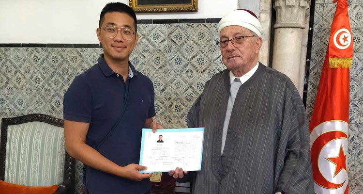 مفتي الجمهورية يستقبل آسيويا اعتنق الدين الاسلامي الحنيف 