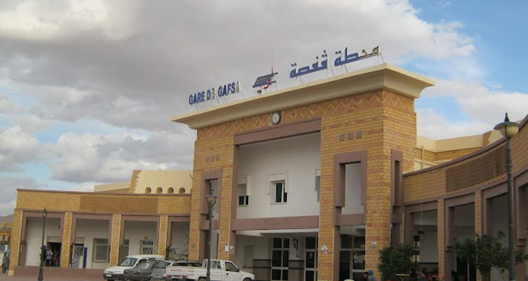 قفصة: عشرات أفارقة جنوب الصحراء حاولوا صعود قطار نقل الفسفاط والامن يتصدى
