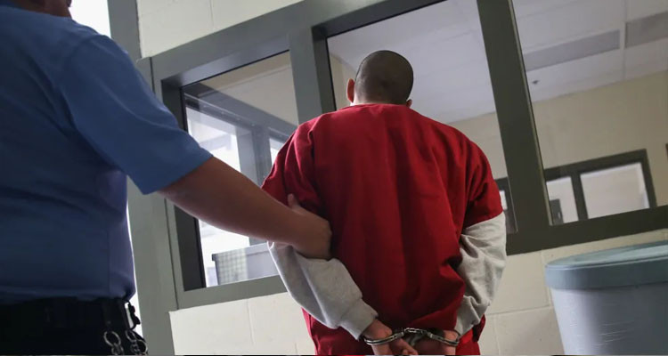 أربعة مراهقين تونسيين يضرمون النار في مركز إيطالي لإيواء المهاجرين