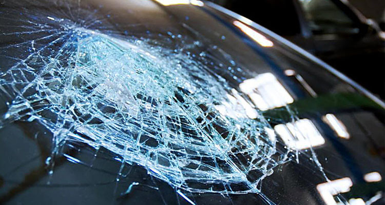 القبض على منحرف هشم سيارة ومقهى رشقا بالحجارة 