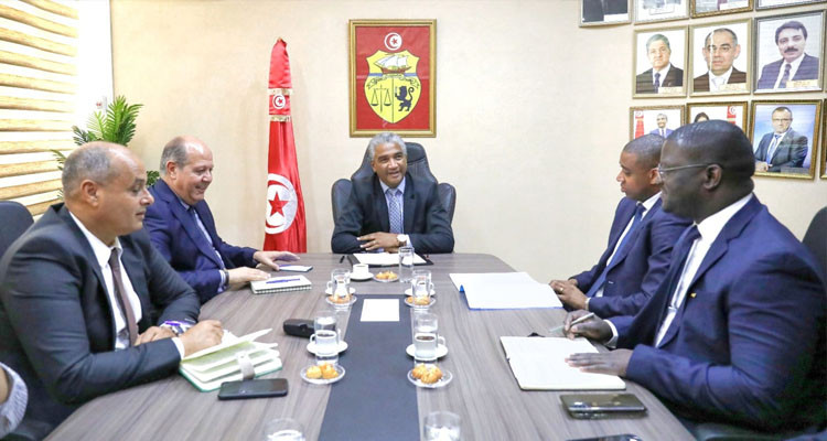 وزير الرياضة يجتمع بوفد عن الفيفا والكاف لمناقشة وضعية جامعة كرة القدم 
