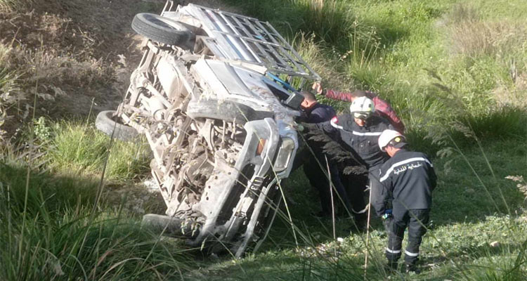 الكاف: انحراف شاحنة وسقوطها داخل أحد المنحدرات