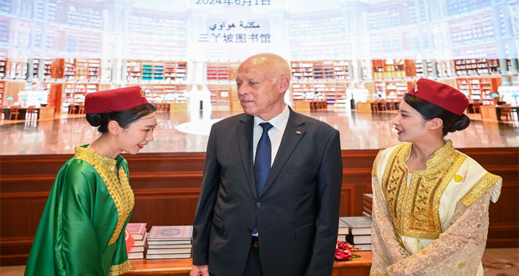 رئيس الدولة يعاين انتاجات الصين في قطاع النقل العمومي بالطاقتين الهجينة والكهربائية