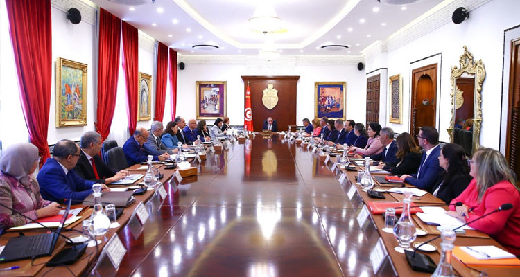 رئيس الحكومة يوصي بتبسيط الإجراءات لاستقطاب الاستثمار الأجنبي 