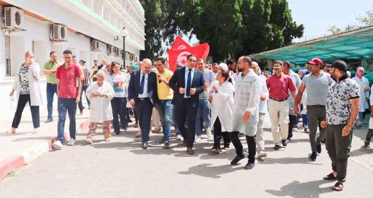 والي بن عروس ينصت لأعوان شركة ''سيفات'' المحتجين على أوضاعهم 