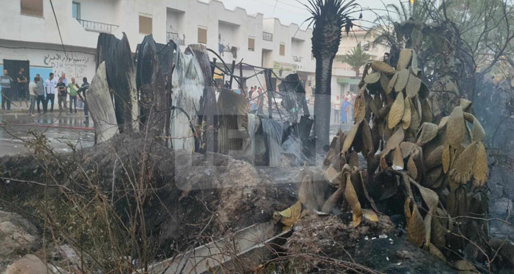 سيجارة تسبب حريقا هائلا بأحد أكشاك بيع البنزين المهرب