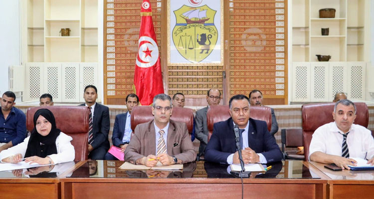والي تطاوين يحث مواطنينا بالخارج على بعث شركات أهلية للحد من البطالة بالجهة