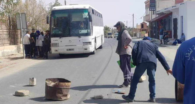المتلوي: الأهالي يقطعون الطريق احتجاجا على الانقطاع المتكرر للماء والكهرباء
