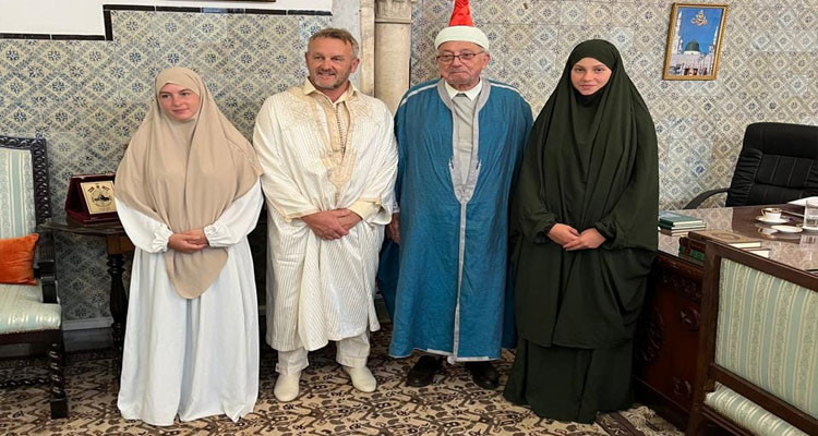 مفتي الجمهورية يستقبل رجلا أوروبيا وابنتيه اعتنقوا الدين الإسلامي الحنيف