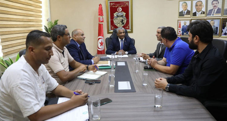 وزير الرياضة يناقش مع هيئة أولمبيك سيدي بوزيد مشاكل الفريق وضعف البنية التحتية