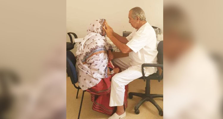 تطاوين: طبيب عيون يجري فحوصات مجانية لمتساكني قرية  قصر اولاد دباب