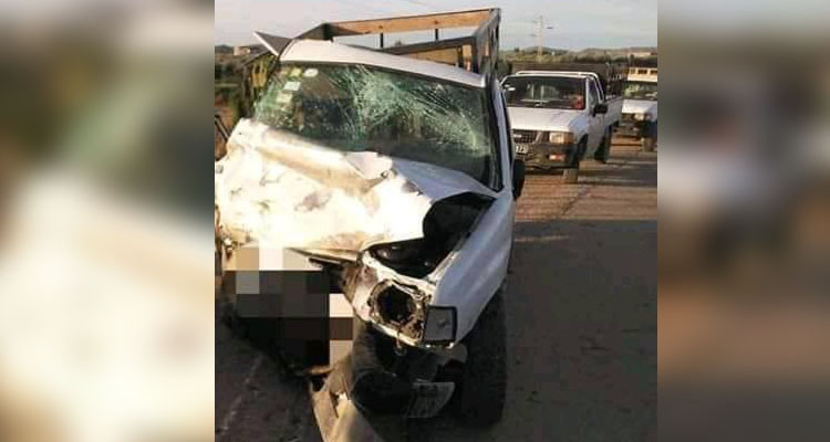 انقلاب شاحنة يسفر عن وفاة شخص وإصابة اثنين آخرين