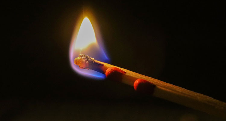 عاملة بأحد مصانع بنزرت تضرم النار في جسدها وحالتها توصف بـ''الحرجة''