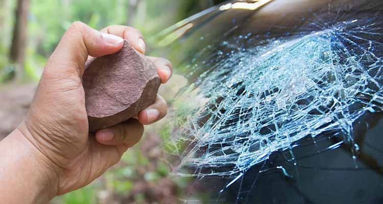 القبض على مورطين في رشق السيارات بالحجارة 