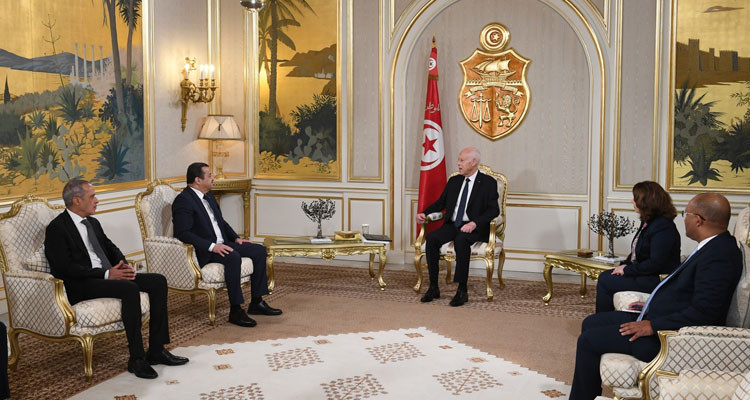 رئيس الدولة يتسلم دعوة لحضور الذكرى 70 لاندلاع الثورة الجزائرية