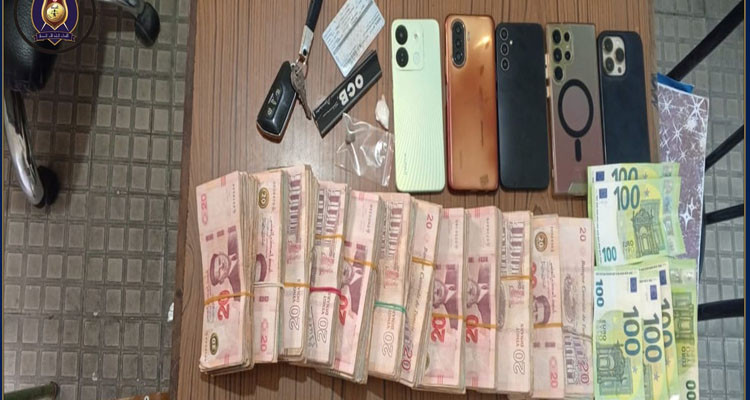 الايقاع بخمسة أنفار يتحوزون على مخدرات وأموال بالدينار والأورو