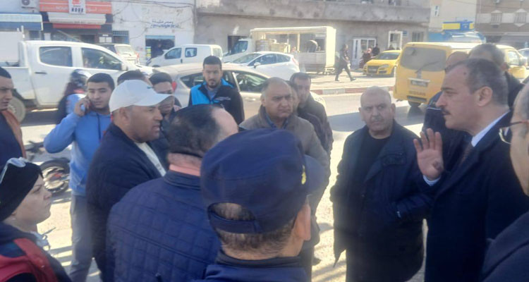 والي أريانة لسواق التاكسي الجماعي: ننصت لطلباتكم لكن الخروج عن القانون مرفوض