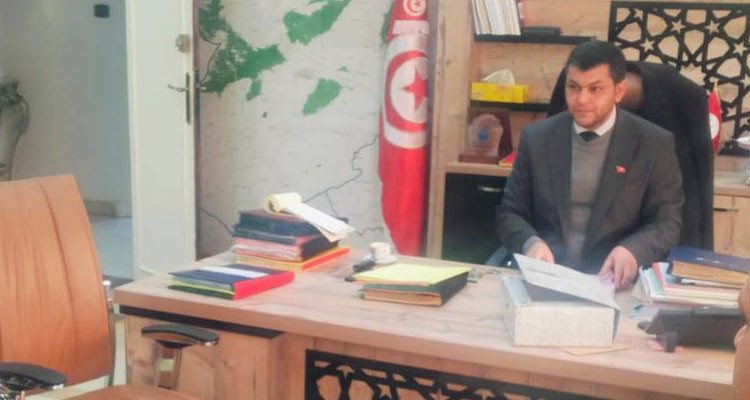 القصرين: الوالي ينهي مهام مسؤول بلدي ويحيل ملف المساكن القطرية على القضاء