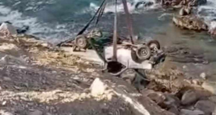 بنزرت : اخراج شاحنة بعد انقلابها وسقوطها في منحدر بحري