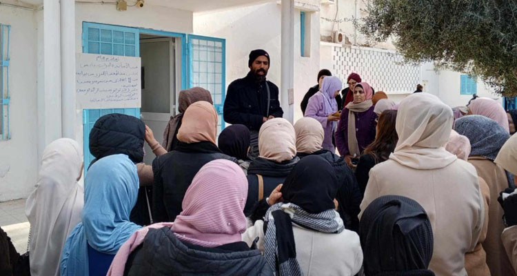 قابس: الأساتذة النواب يحتجون أمام المندوبية ويقاطعون الدروس