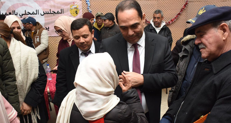 والي تونس يكرّم أعوان النظافة بالعمران الأعلى ويمنحهم هدايا
