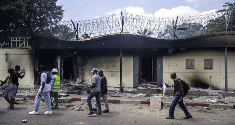 وزير الخارجية الفرنسي يدين بشدة حرق سفارة بلاده بالكونغو الديمقراطية 