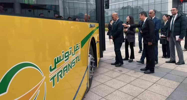 وزير النقل يعاين حافلات شركة نقل تونس المزمع اقتناؤها من الصين
