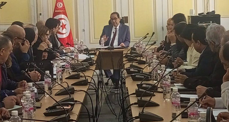 والي تونس يسدي تعليماته بتكثيف الدوريات الأمنية في محيط محطات النقل 