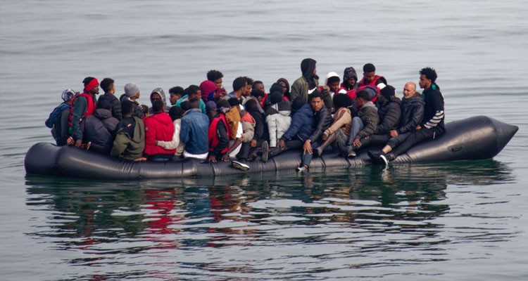 بنزرت : جيش البحر ينقذ 12 مهاجرا جزائريا غير نظامي من الغرق 