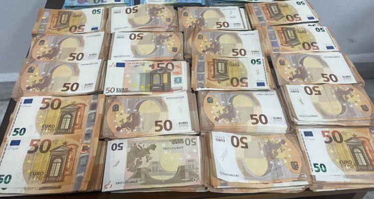 فرقة ديوانية مختصة تحبط تهريب ما يعادل 320 ألف دينار بالعملة الصعبة 