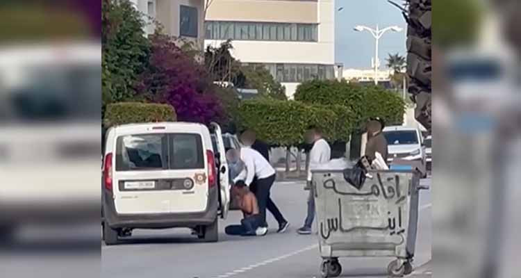 إيقاف أمنيين عن العمل لاستعمالهم القوة ضد شخص تجرد من ثيابه أمام المارة