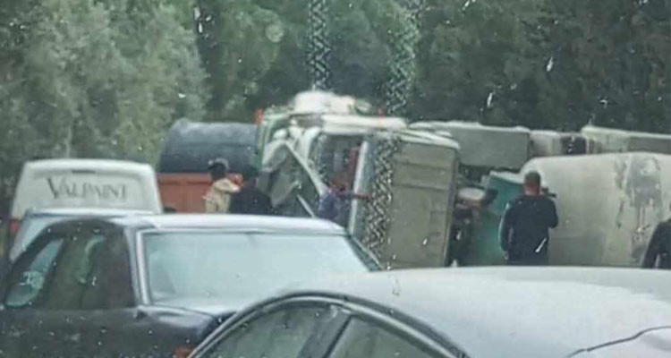 انقلاب شاحنة محملة بالإسمنت في مدخل مدينة منزل بوزلفة 