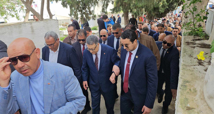 ابراهيم بودربالة يتقدم مشيعي النائب سامي السيد إلى مأواه الأخير