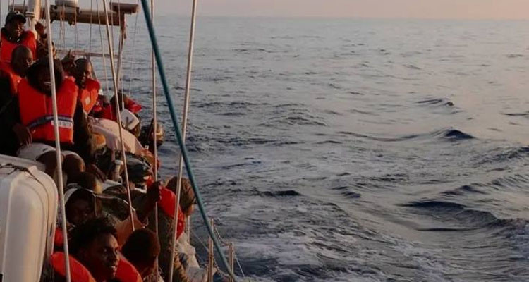انجراف مركب يقل عشرات المهاجرين غير النظاميين إلى المياه الإقليمية التونسية