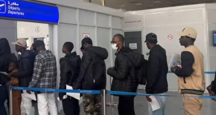 إجلاء 164 مهاجرا غينيا من تونس نحو بلدهم 