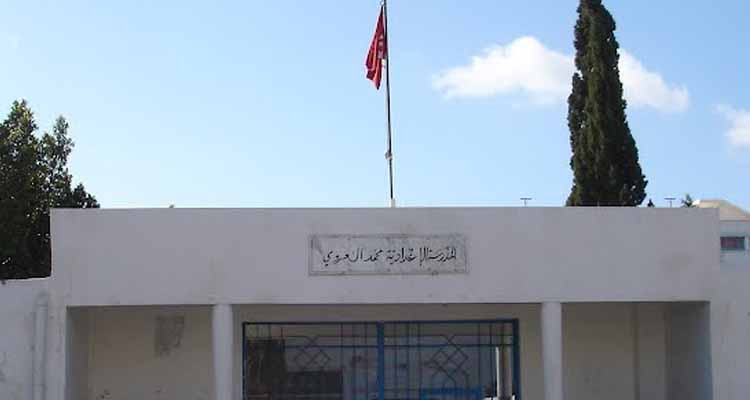 ولية تصفع القيم العام بسبب حجزه لهاتف جوال ضبطه بحوزة إحدى التلميذات 
