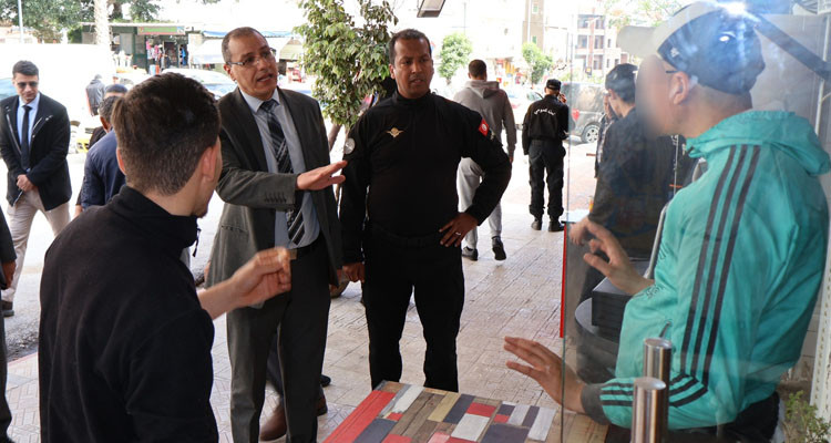 والي باجة يوجه تنبيها أخيرا إلى بعض أصحاب المحلات والباعة المنتصبين