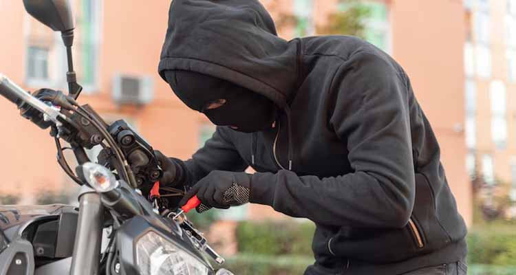 سرق دراجتهم النارية فاختطفوه وساوموا والده على إطلاق سراحه