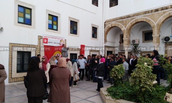 أعوان وإطارات رئاسة الحكومة يضربون عن العمل ويهدّدون بالتّصعيد